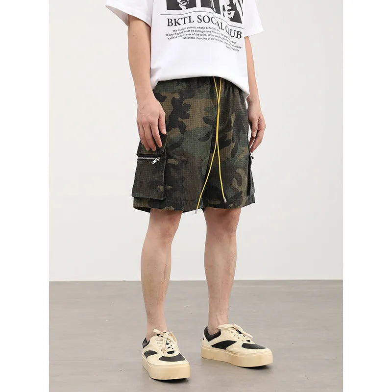 Men's camouflage multi-pocket work shorts with elastic waist and cropped length