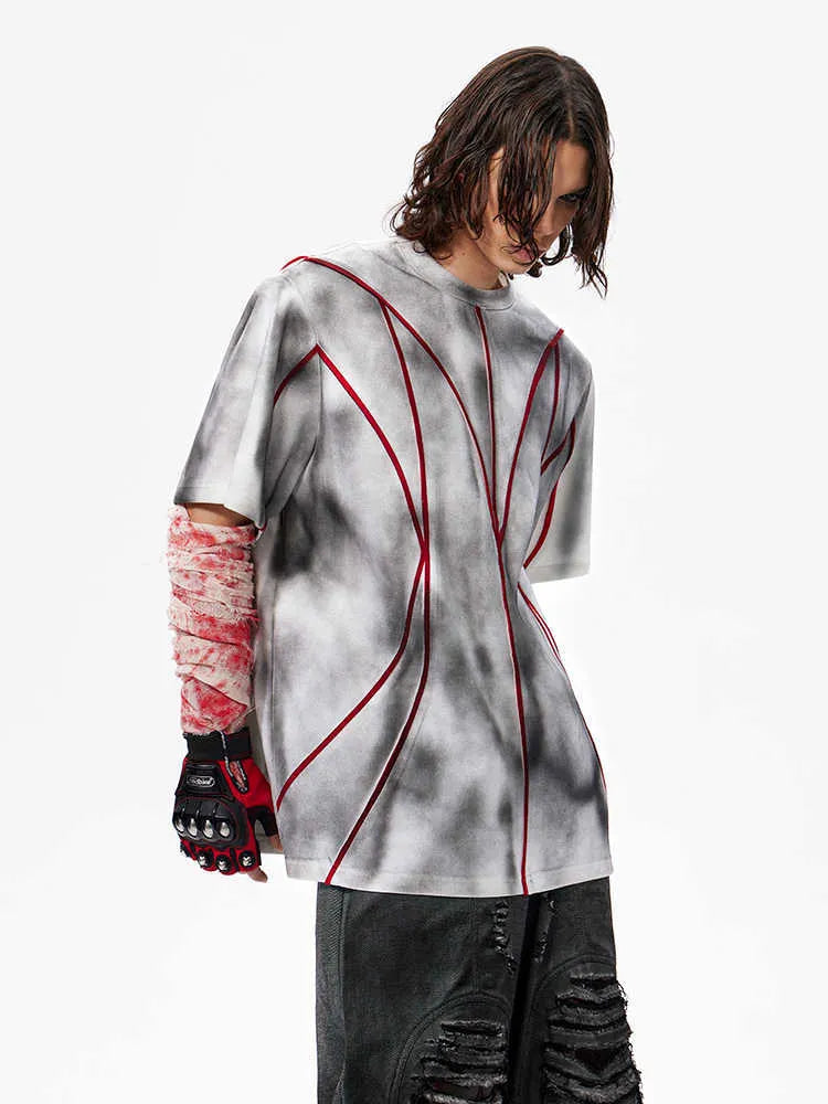 Padded shoulder short sleeve T-shirt with three-dimensional line patchwork design and round neck.