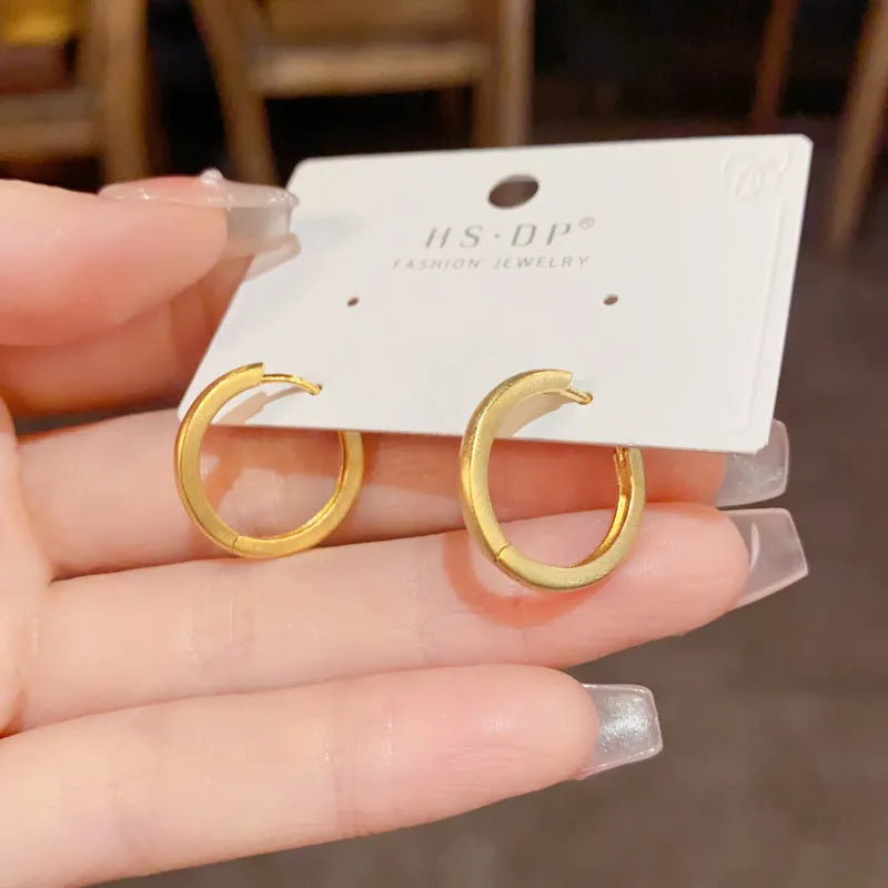 Gold-plated geometric ear clip with round eyelet design for women's clip-on jewellery