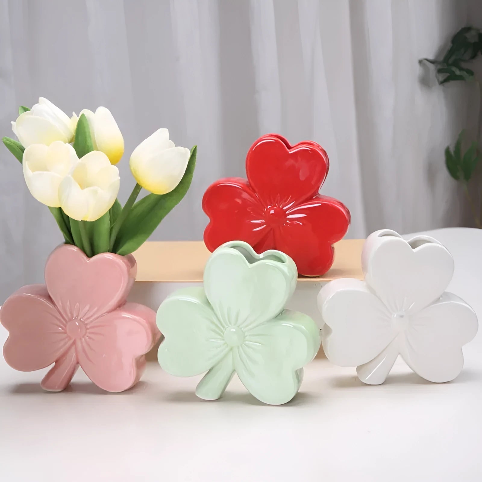 Clover-shaped white porcelain ceramic vase in European style with compact desktop dimensions