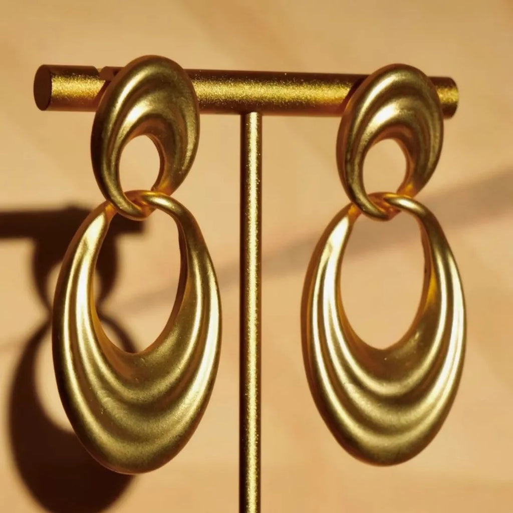 Gold double circle French retro earrings with U-shaped design and quicksand colour finish