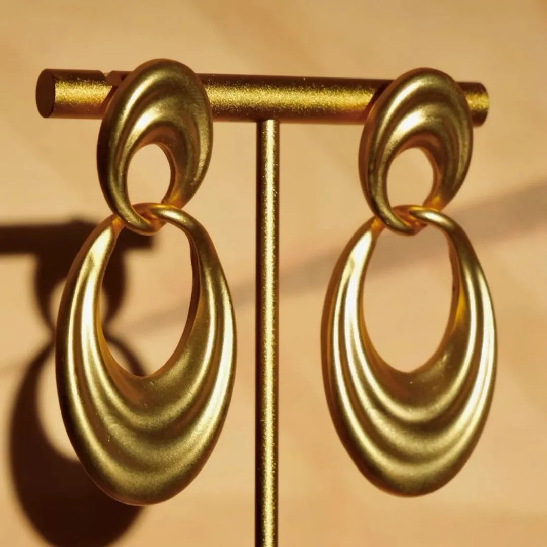 Gold double circle French retro earrings with U-shaped design and quicksand colour finish