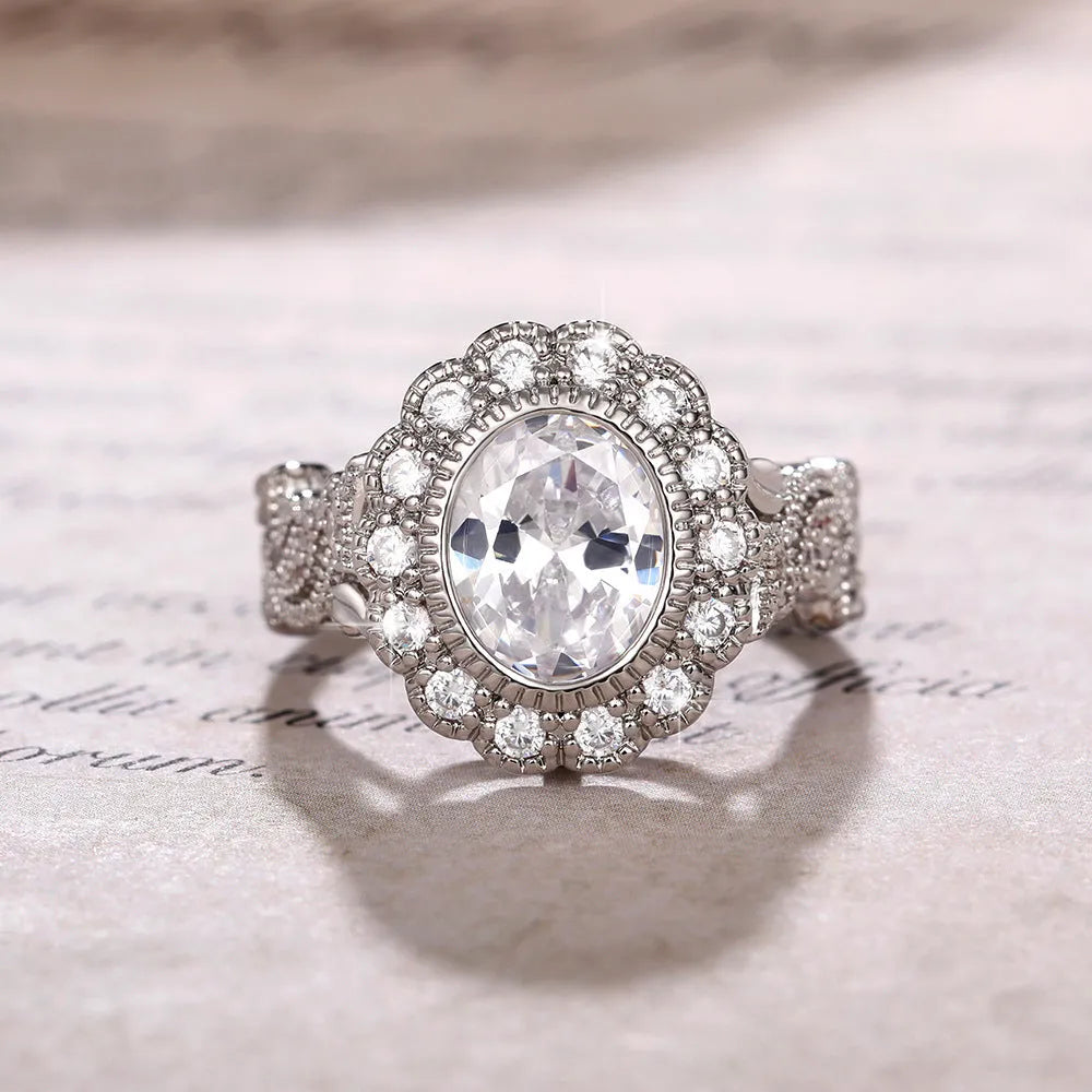 White gold coloured women's ring with round zircon stone and geometric copper design