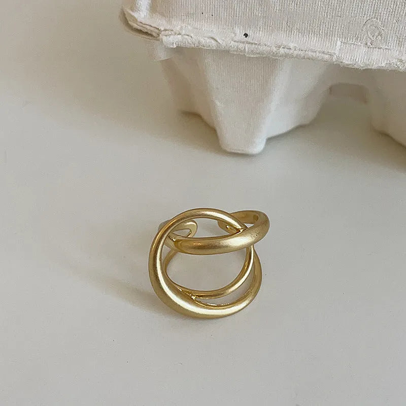 Geometric three-dimensional interlaced matte metal open ring for women in gold or silver finish