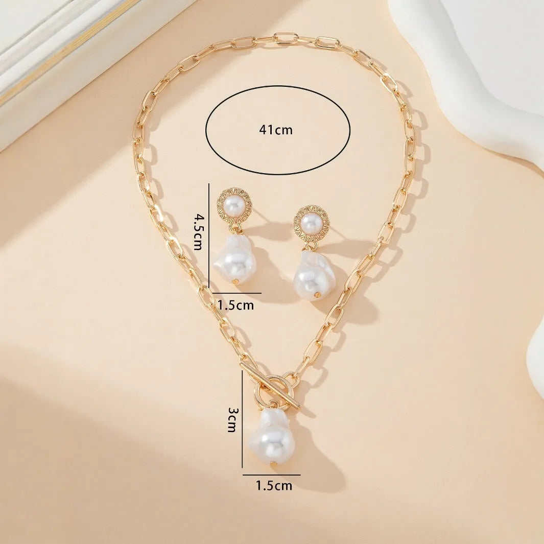 Gold-colour Retro Baroque pearl pendant necklace and matching stud earrings set on a white background.