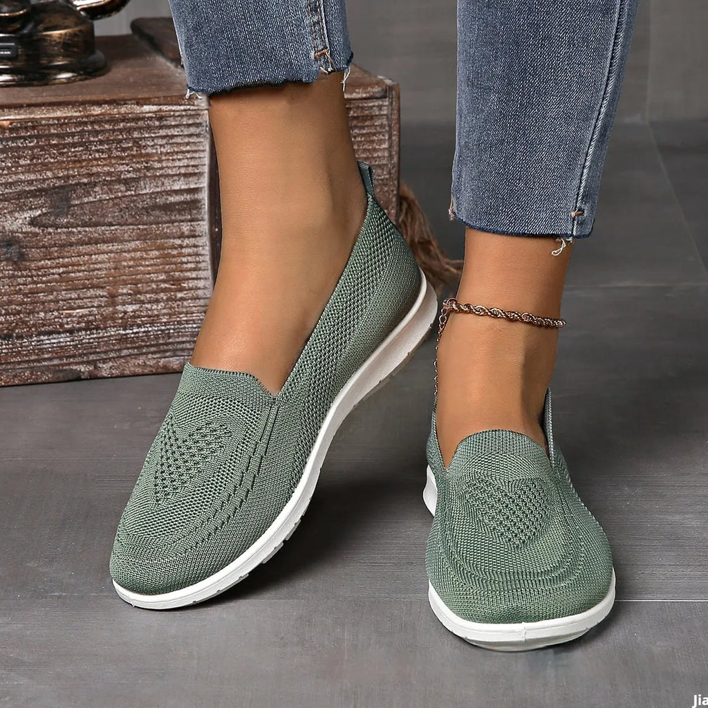 Plus size women's low-top cloth shoes with flat heel and heart-shaped pattern in various colours.