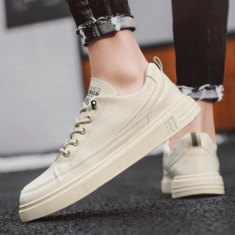 Men's breathable canvas low-top sneakers in beige with rubber sole and flat heel