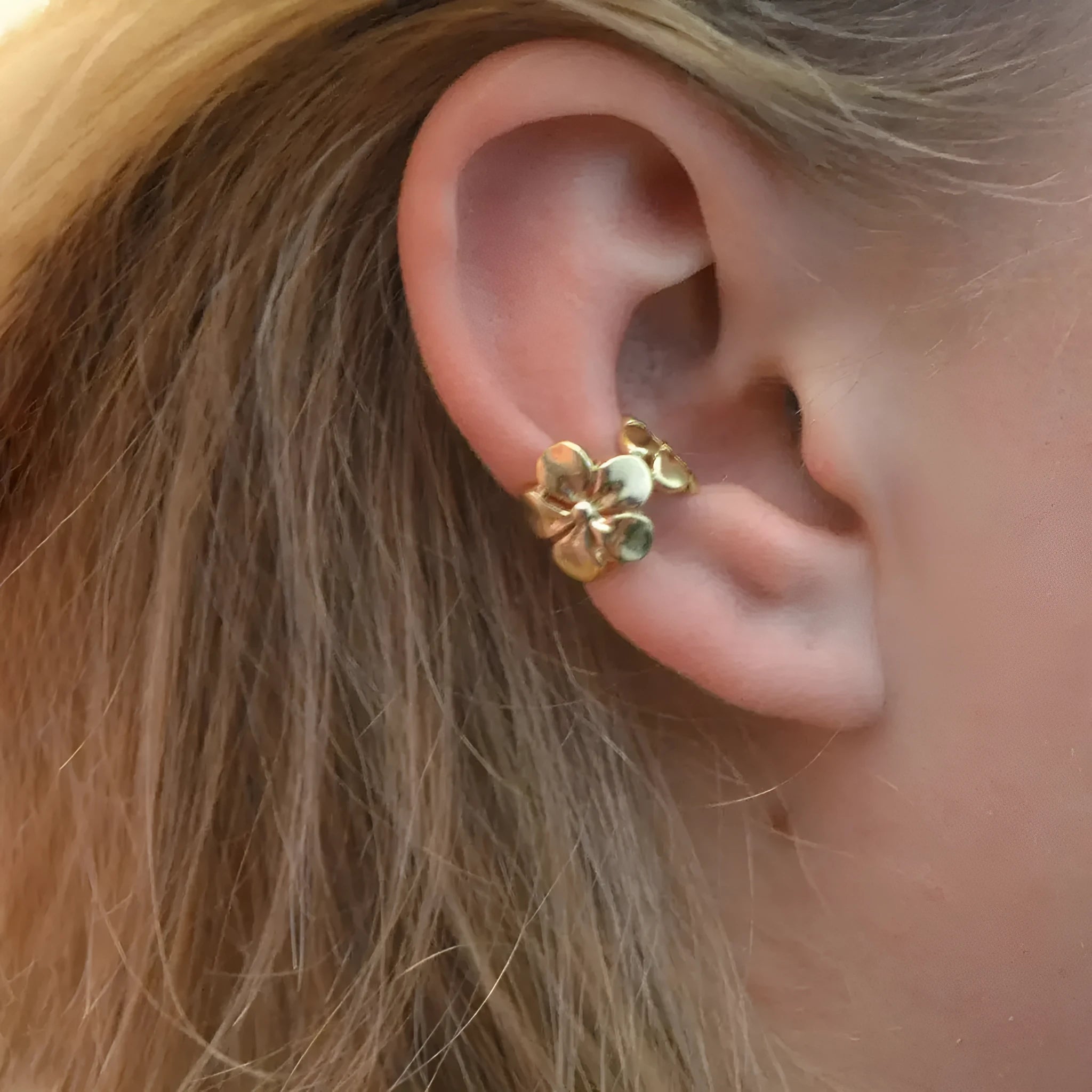 Gold-coloured women's earrings with starfish and conch designs on alloy posts.