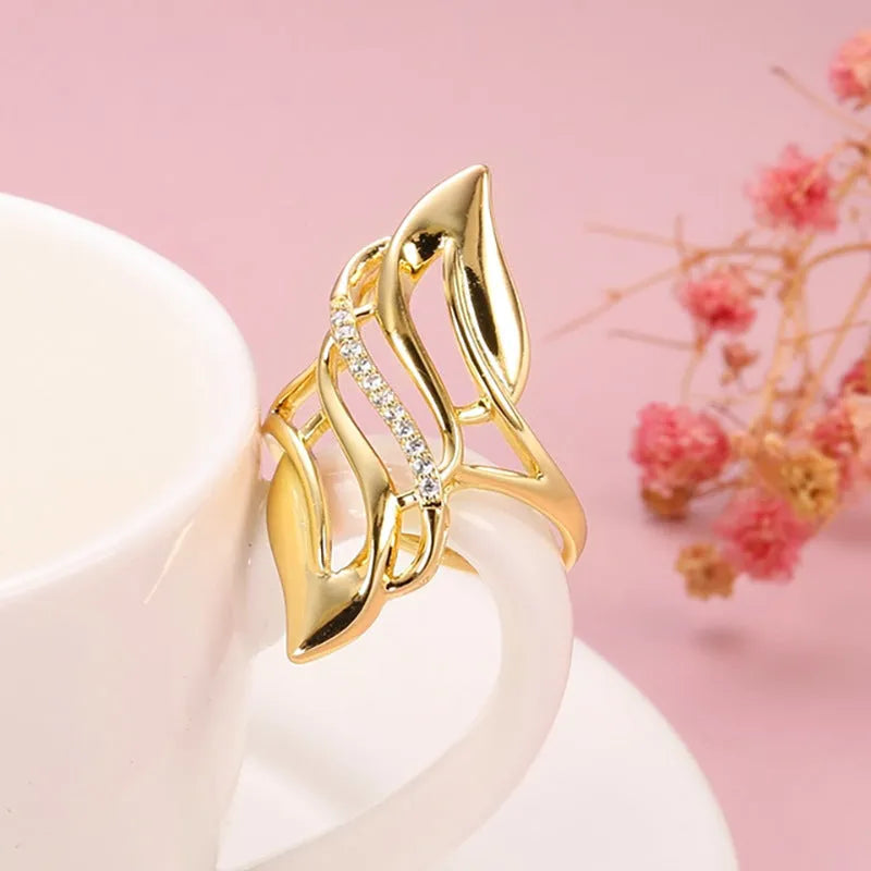 Exaggerated curve women's ring in gold-plated copper with zircon accent
