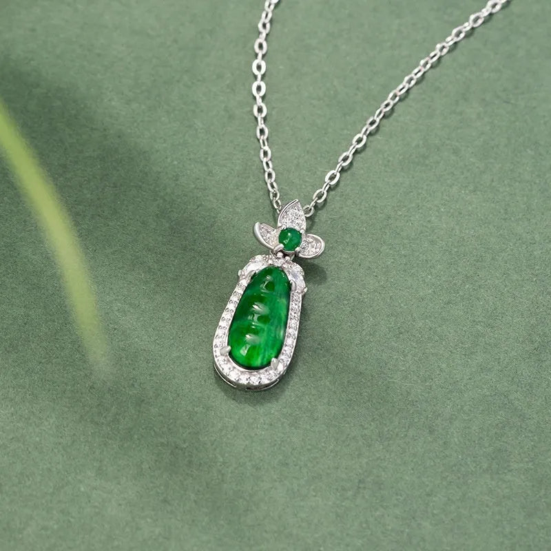 Sauteed green beans 925 silver necklace with flower pendant and adjustable cross chain on woman