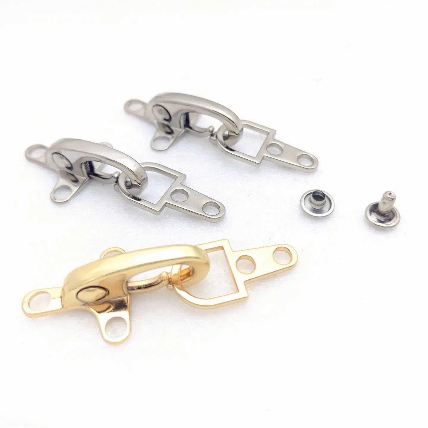 Zinc alloy aircraft-shaped hanging buckle decoration in bronze, gold, gun colour, or silver finish measuring 5.85 cm.