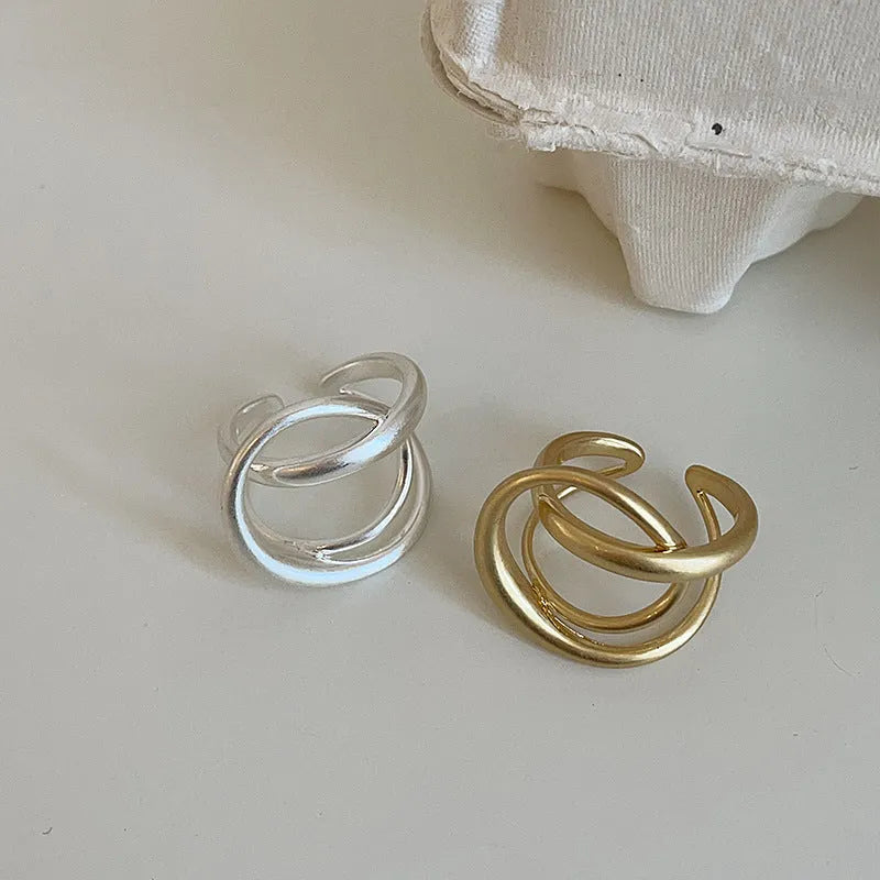 Geometric three-dimensional interlaced matte metal open ring for women in gold or silver finish