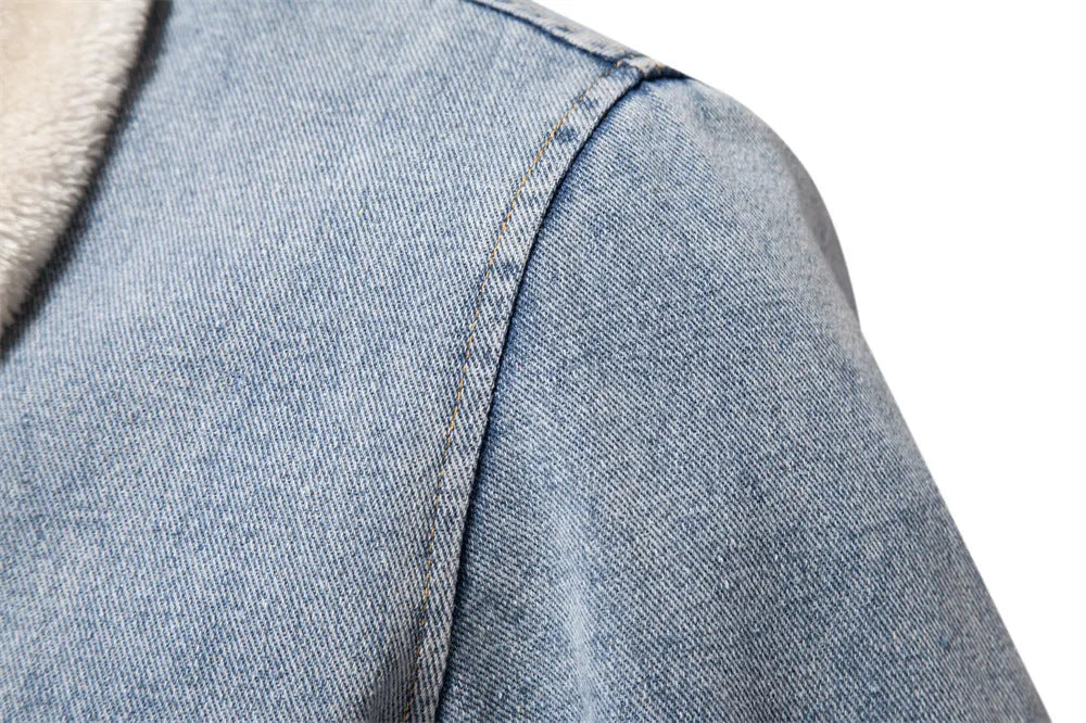 Men's plush denim jacket in dark blue with long sleeves and bag seam pockets