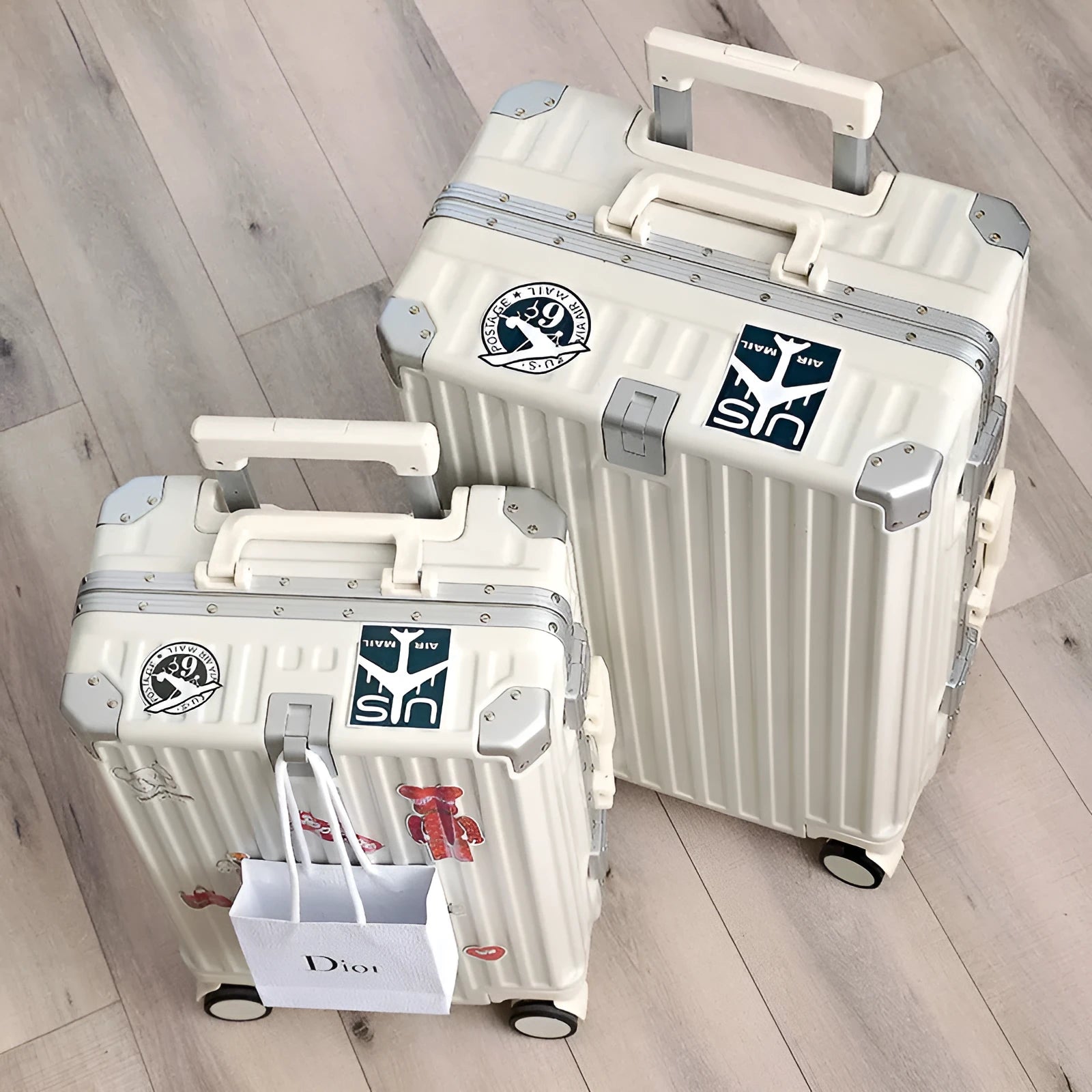 Hard-shell aluminium frame suitcase in ABS PC with universal wheels and USB port in avocado green colour.