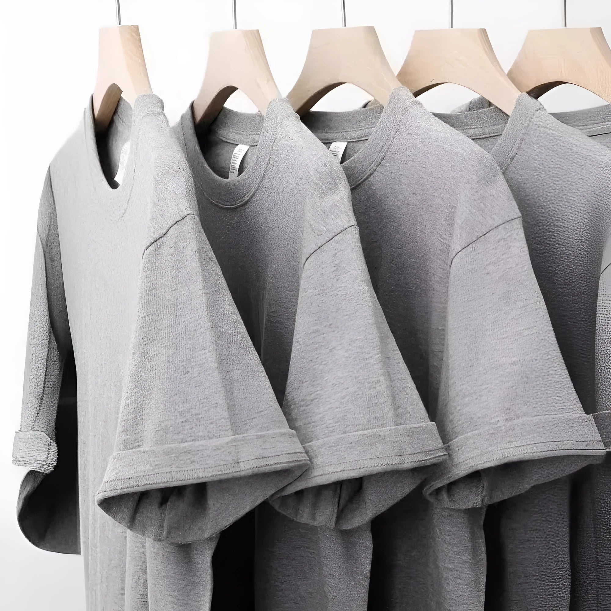 Loose half sleeve bottoming shirt in 260g heavy pure cotton with small American neckline, shown in ivory white