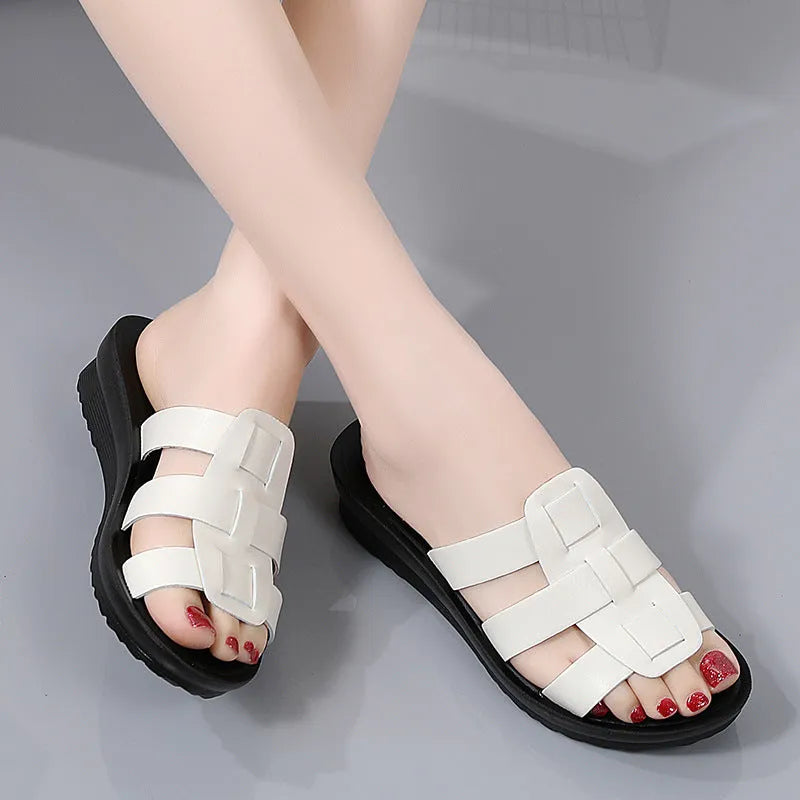 Beige women's flat bottom slippers with waxed leather upper and non-slip sole.