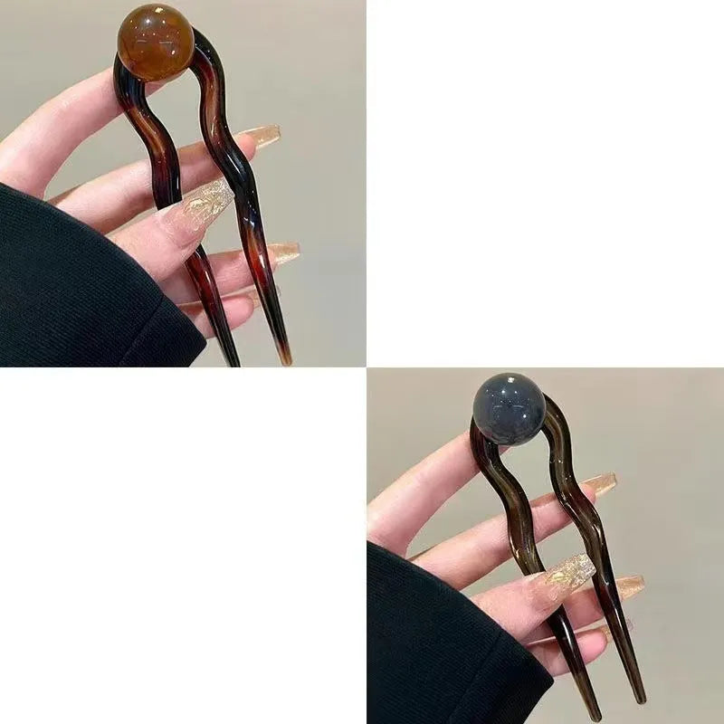 Simple retro-style U-shaped hair barrette made of acrylic in a beige colour.