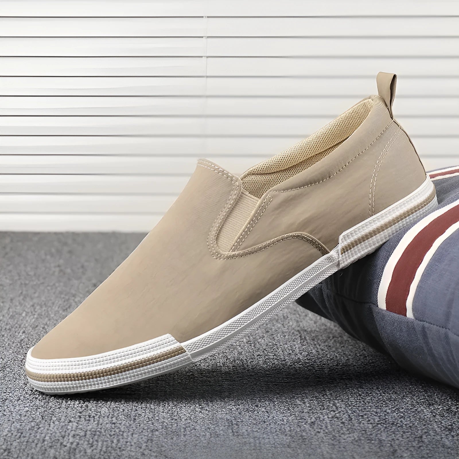 Men's casual canvas sneakers in three colours with vulcanised rubber sole and low-top design