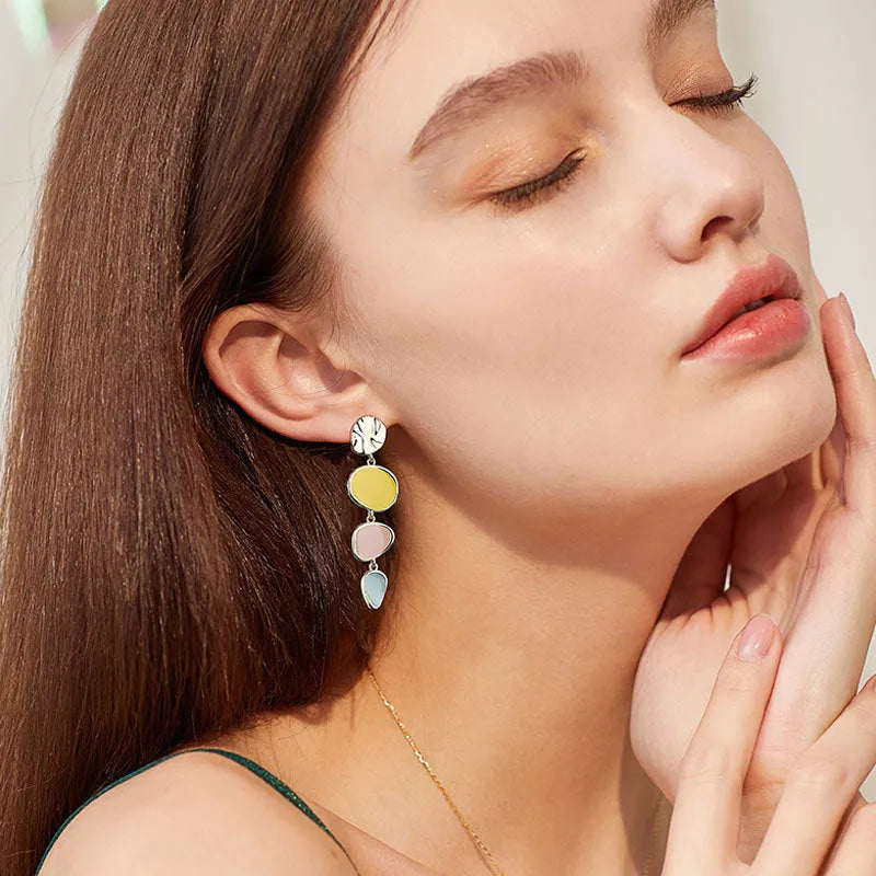A pair of simple alloy disc earrings with a Morandi three-colour oil-drip finish on a vintage wafer design.