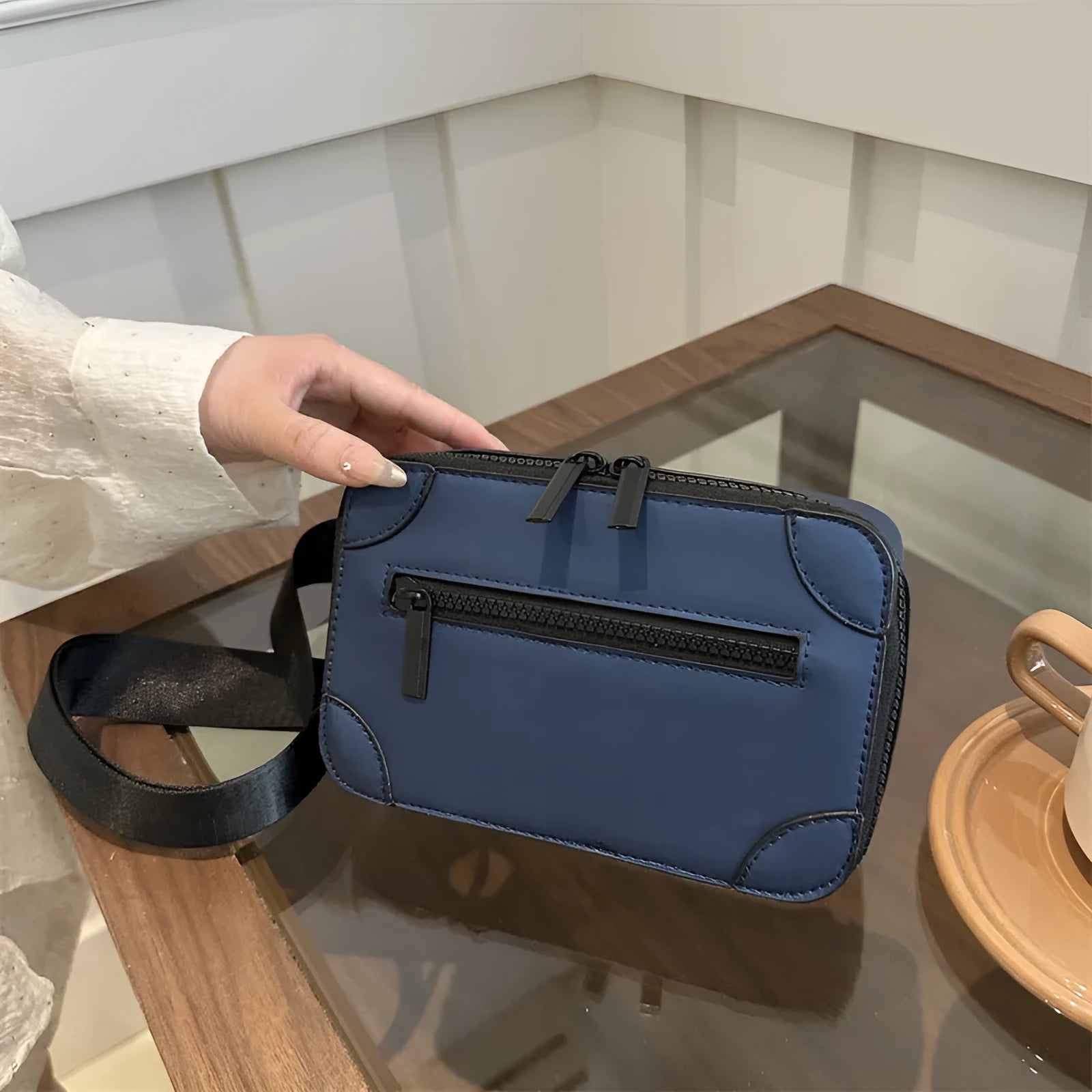 Small square women's crossbody shoulder bag in PU leather with mobile phone compartment
