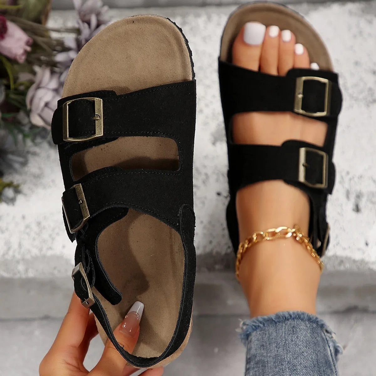 Women's cork beach sandals in beige with open toe and ankle buckle