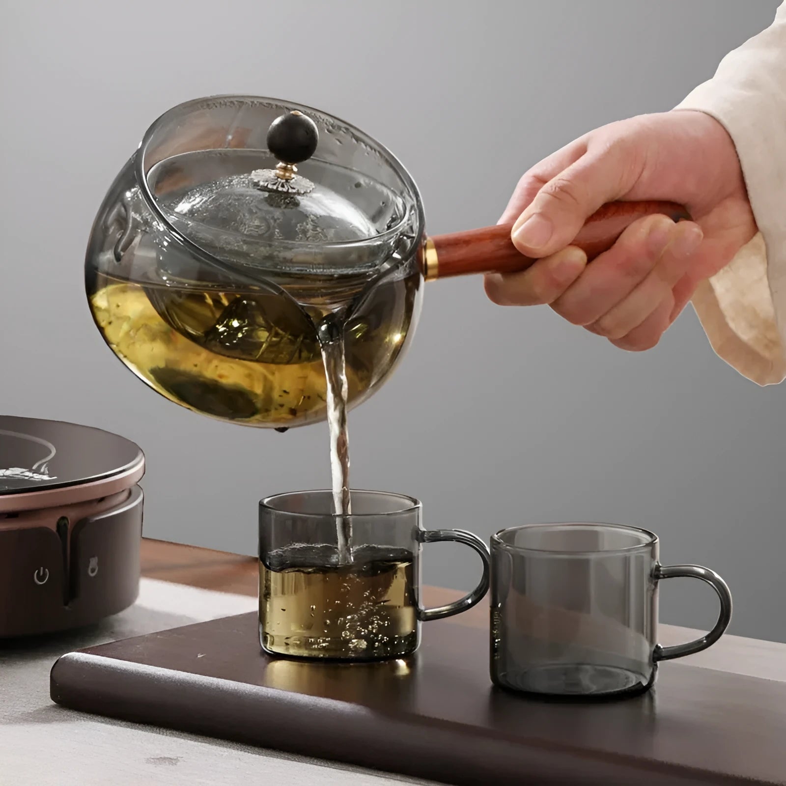 Transparent rotating glass teapot with wooden handle and integrated tea infuser