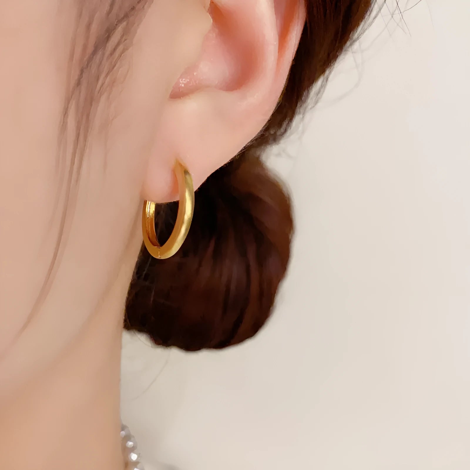 Gold-plated geometric ear clip with round eyelet design for women's clip-on jewellery
