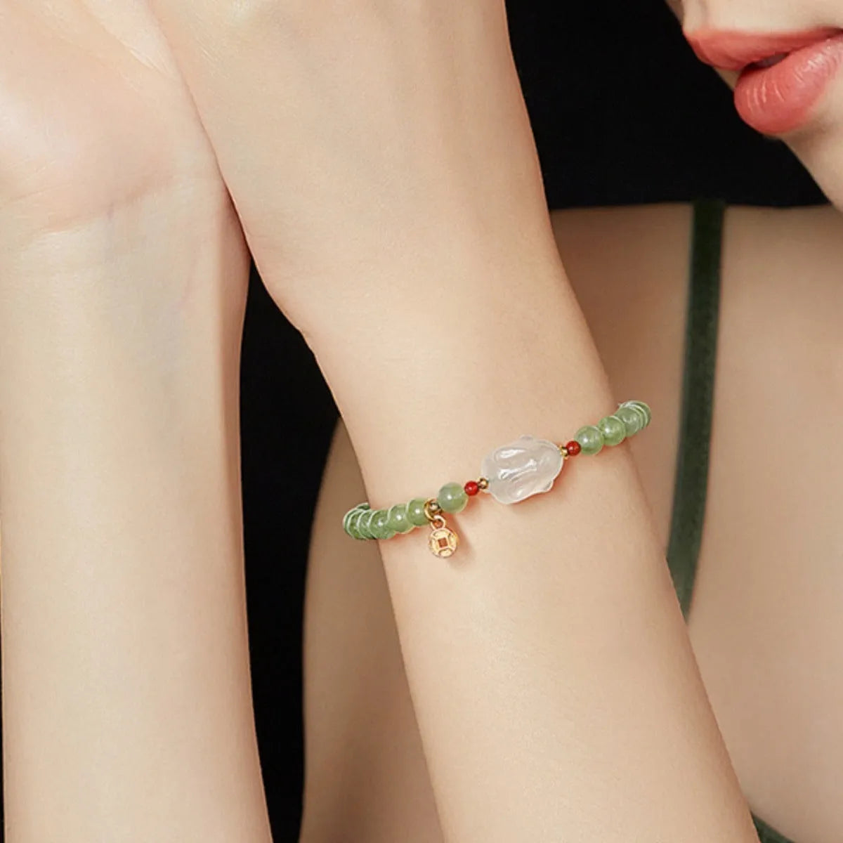 Hetian jade rabbit bracelet for women with animal zodiac design and glass construction