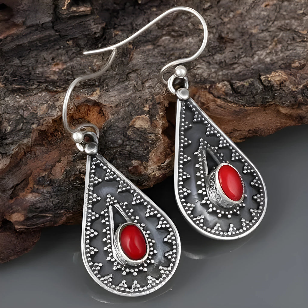 Silver-coloured drop earrings with red pine gemstones in a retro style.