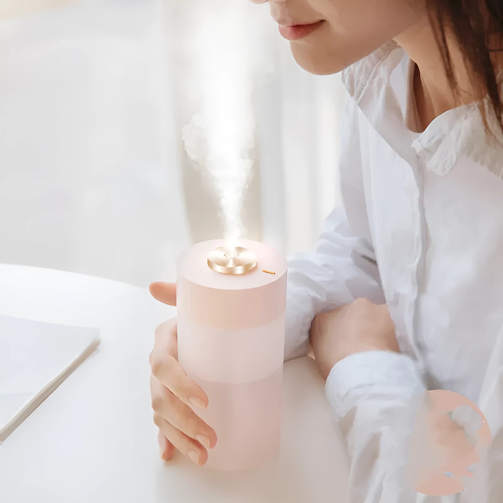 Car USB mute atomiser humidifier in ice white, columnar shape, 75x149mm, with single fog outlet