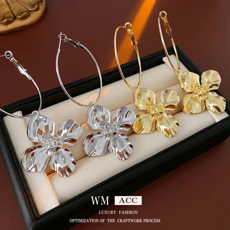 Gold and silver electroplated metal flower earrings with geometric shapes and vintage cold style design