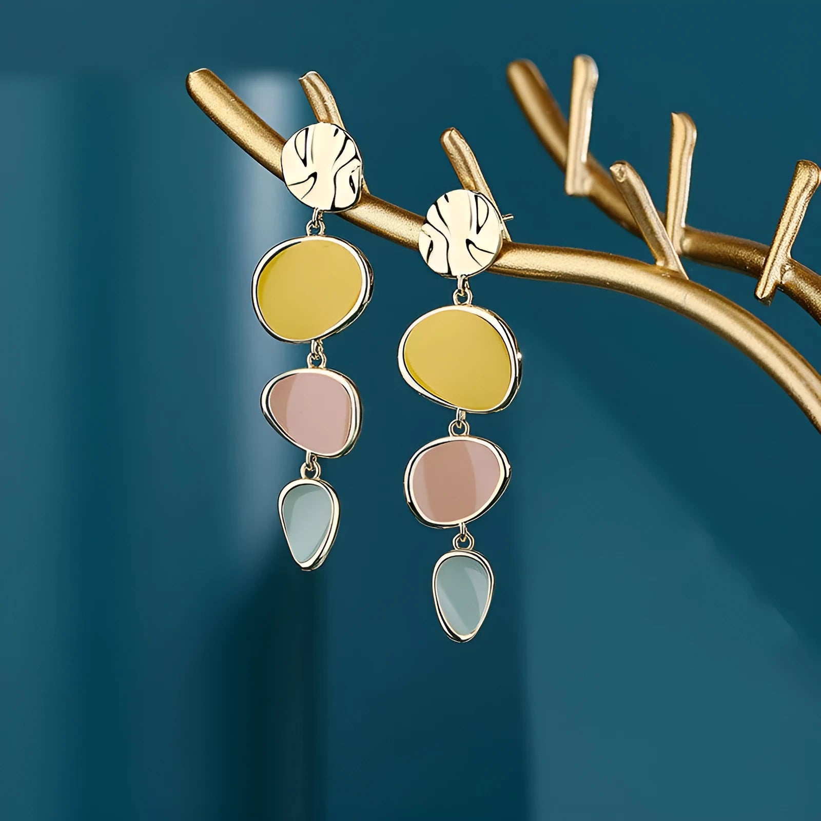 A pair of simple alloy disc earrings with a Morandi three-colour oil-drip finish on a vintage wafer design.
