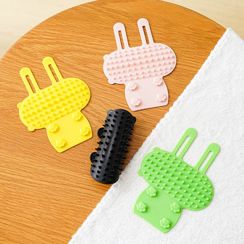 Silicone cat grooming comb with rounded teeth and adjustable strap for table mounting