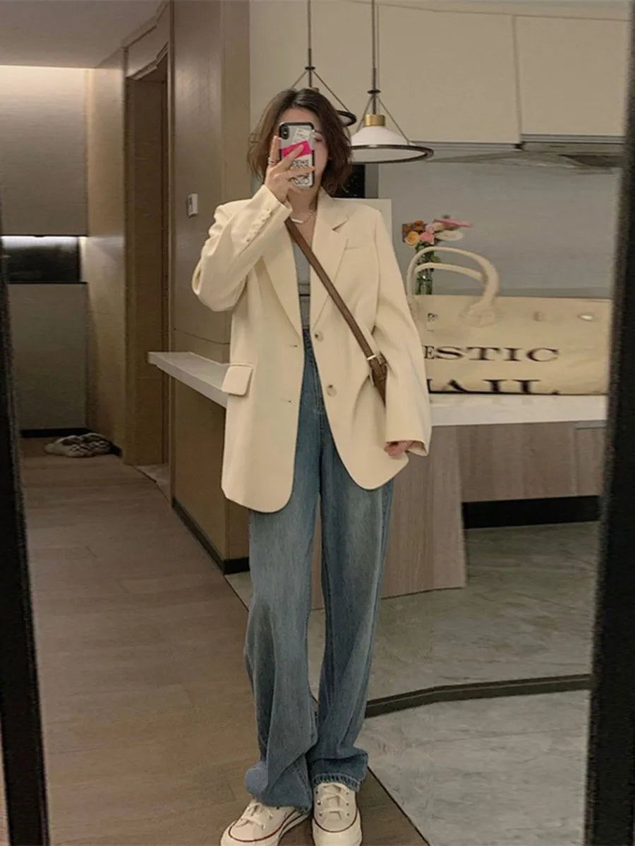 Korean style solid colour polyester small suit jacket with long sleeves and front pockets.