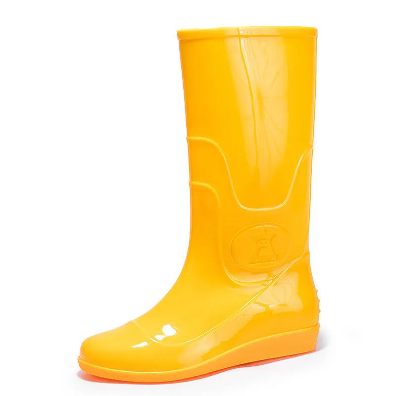 Men's white plastic rain boots with flat heel and round toe design