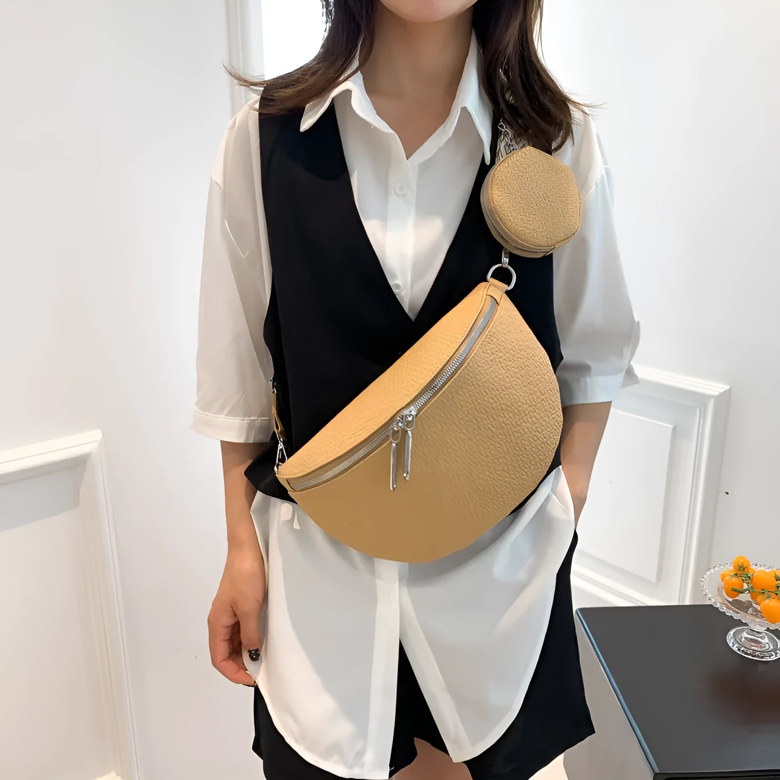 Solid colour women's crossbody bag with horizontal square clamshell design and zip closure