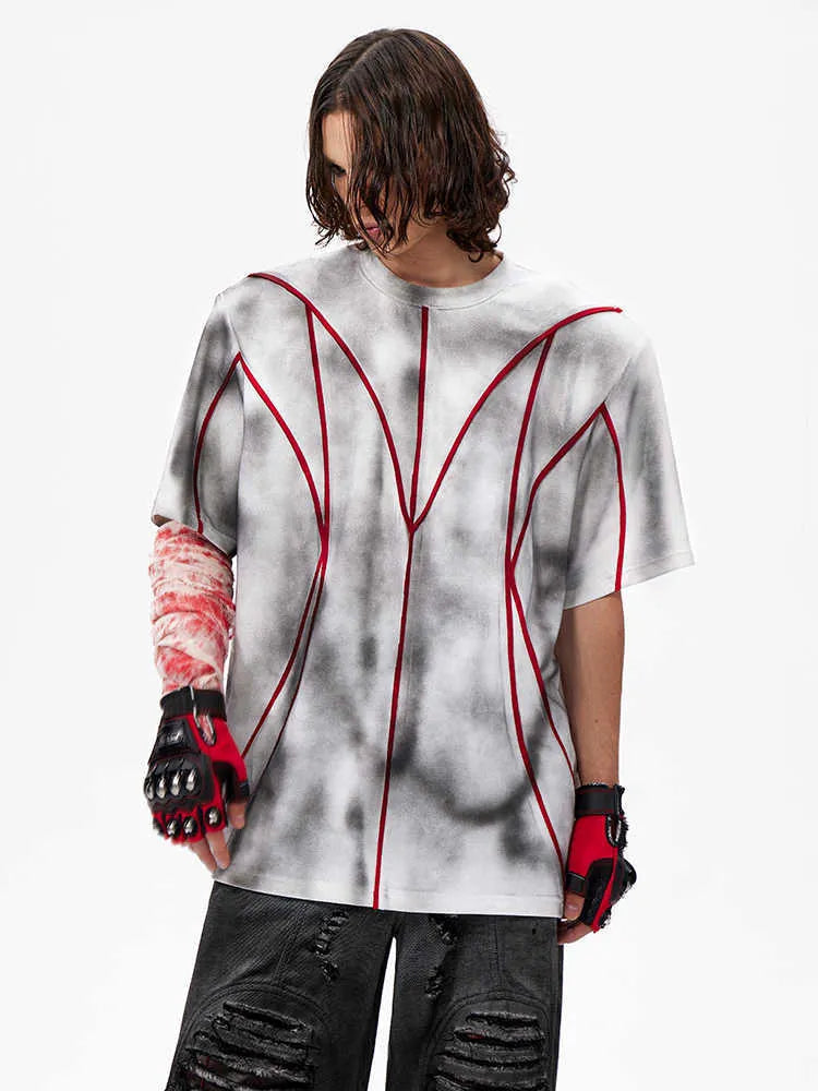 Padded shoulder short sleeve T-shirt with three-dimensional line patchwork design and round neck.