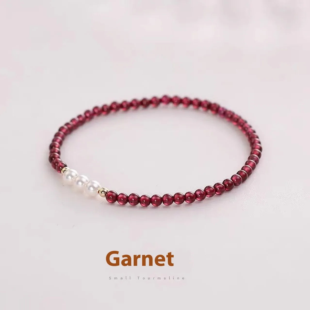 Women's elastic bracelet with 3mm Chinese garnet and artificial pearl crystal beads.