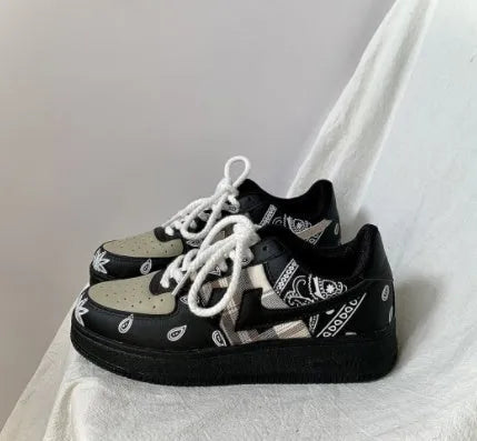 Men's low-top platform sneakers in beige with PU upper and rubber sole, lace-up closure, flat heel.