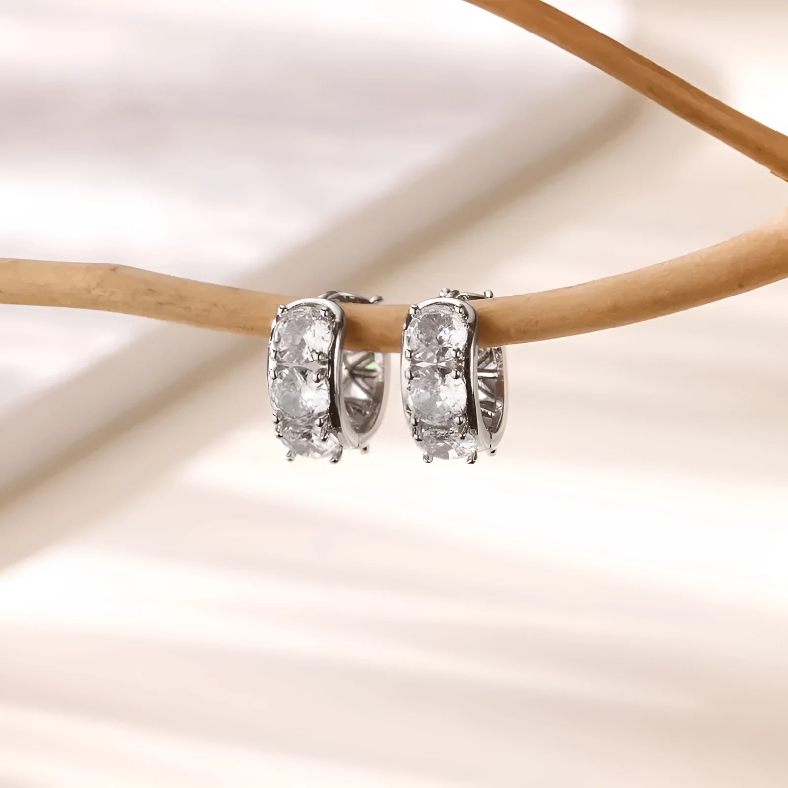 Stainless steel U-shaped clip earrings for women with inlaid zircon details in colour E5772P.