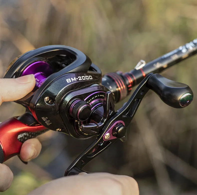 BM2000 fishing spinning reel with magnetic brake in water drop colour, showing left-hand and right-hand model options.
