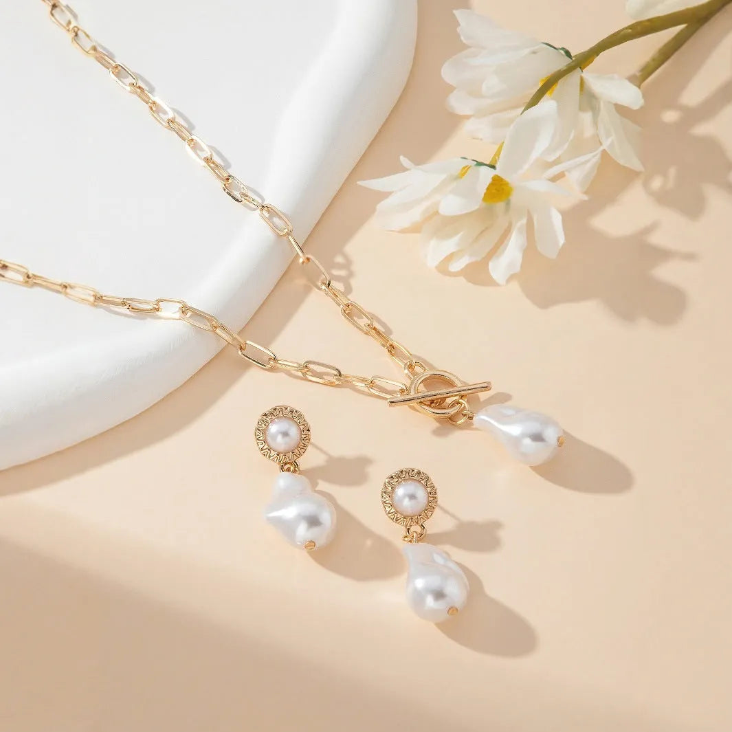Gold-colour Retro Baroque pearl pendant necklace and matching stud earrings set on a white background.