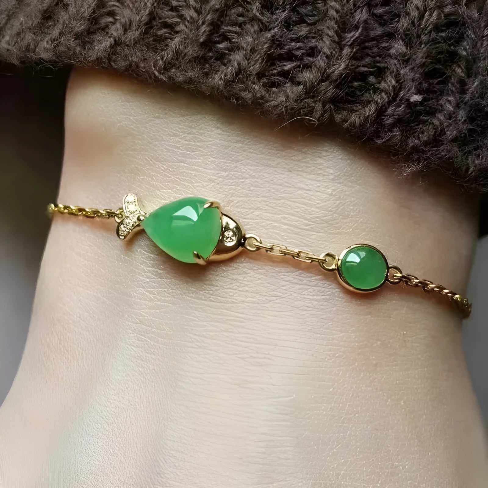 Electroplated yellow gold retro style bracelet with copper alloy and plastic construction