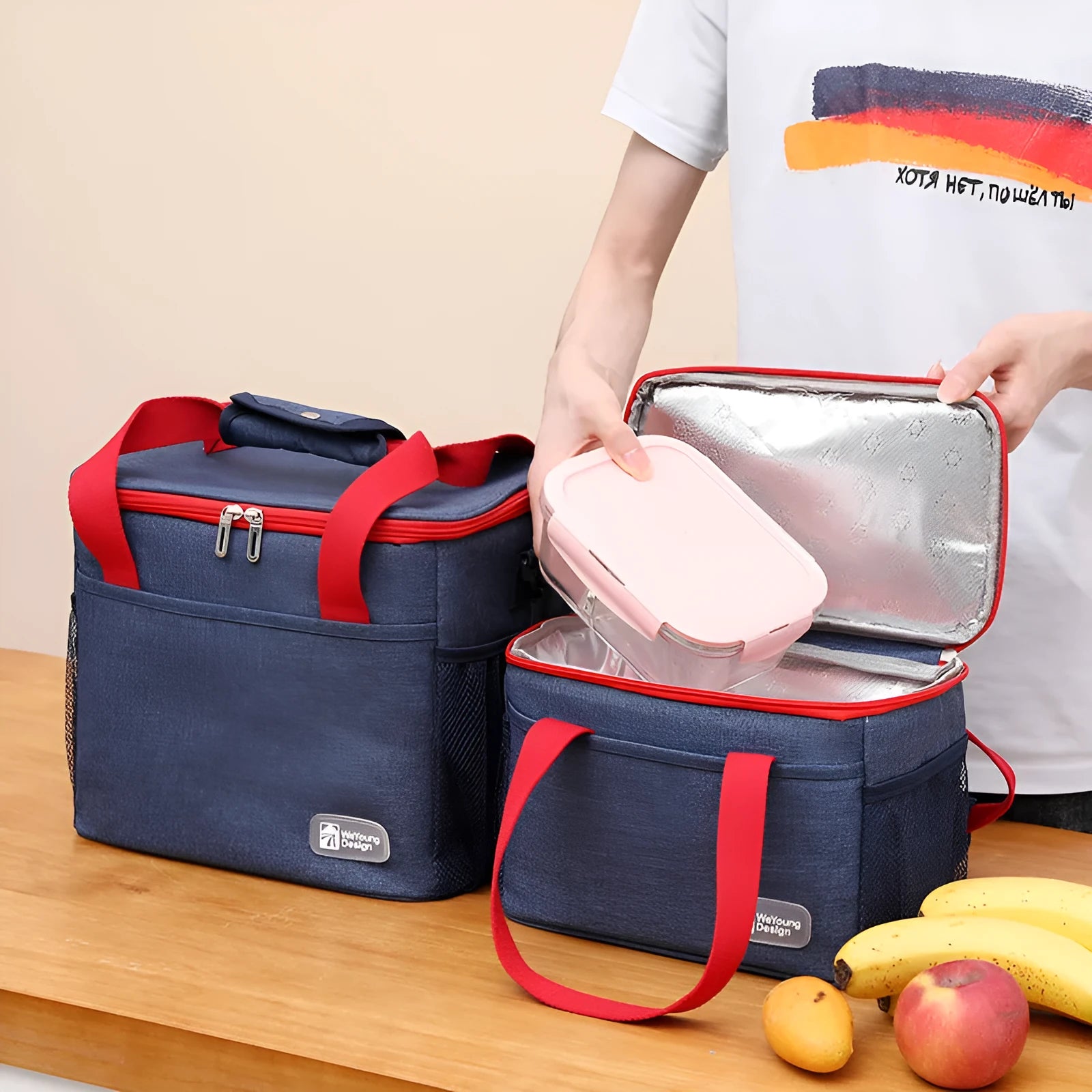Insulated crossbody picnic bag in Oxford cloth with ice pack compartment and shoulder strap