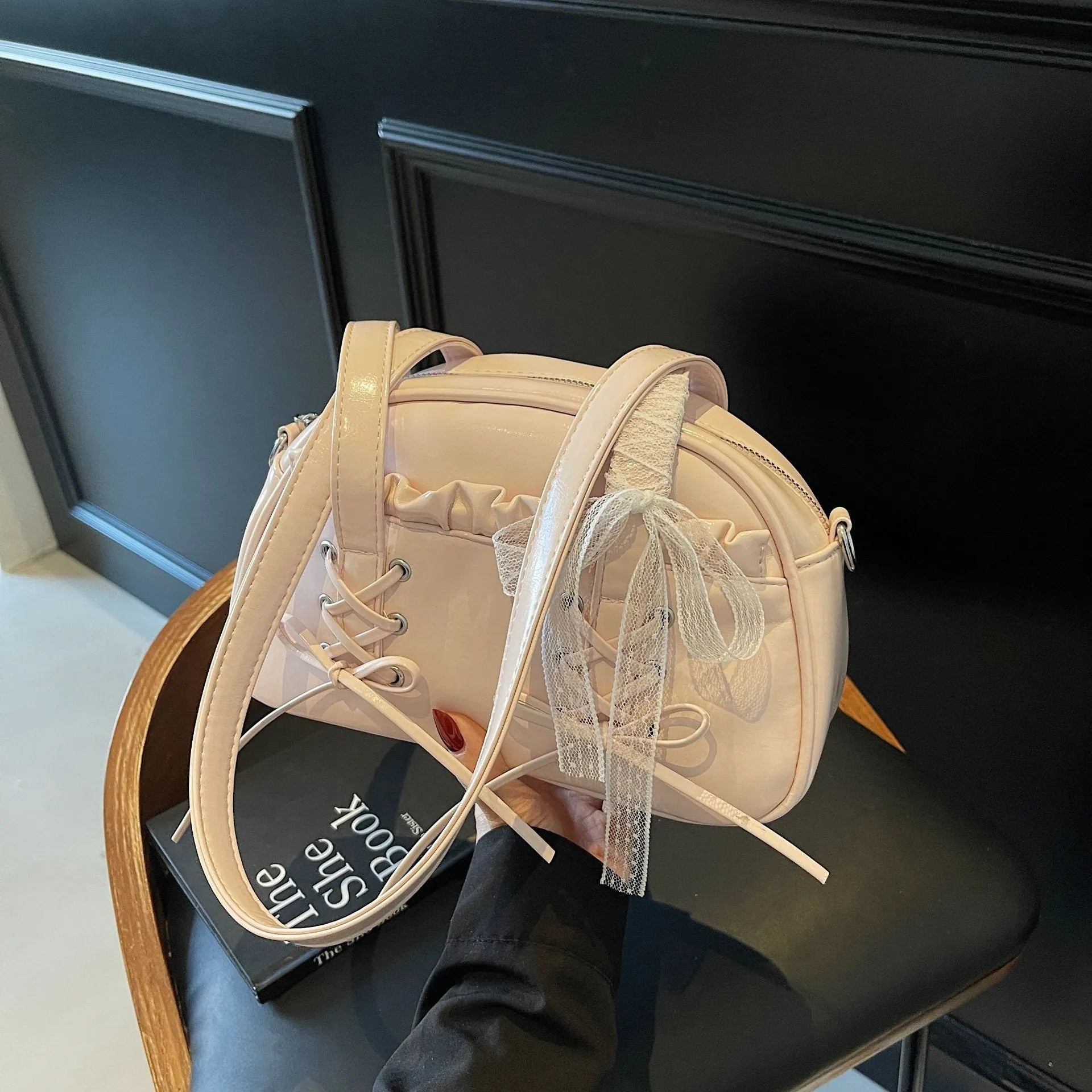 Women's bandage bow handbag in PU leather with phone compartment and sewing thread detail