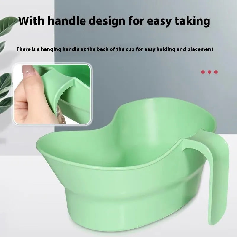 Green plastic gargle cup for bedridden elderly patients with modern simplicity design