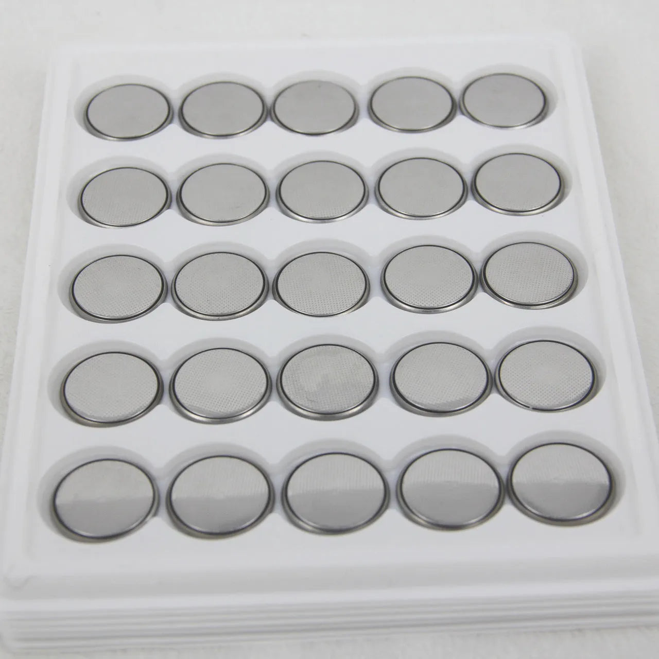 Three alkaline button batteries showing CR2032, CR2025, and CR2016 models with 20mm diameter.