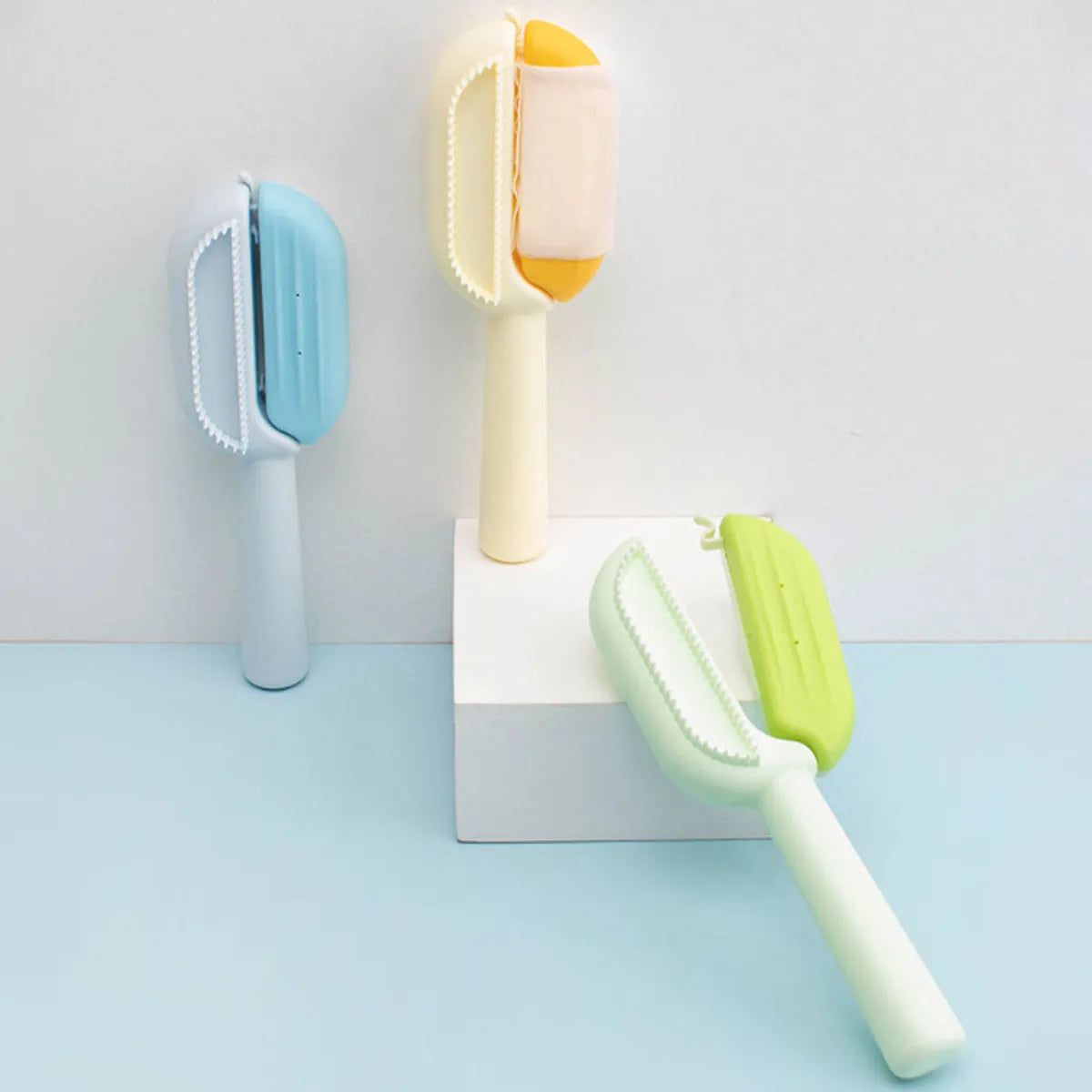 Blue pet comb with water tank for removing floating hair from dogs and cats.