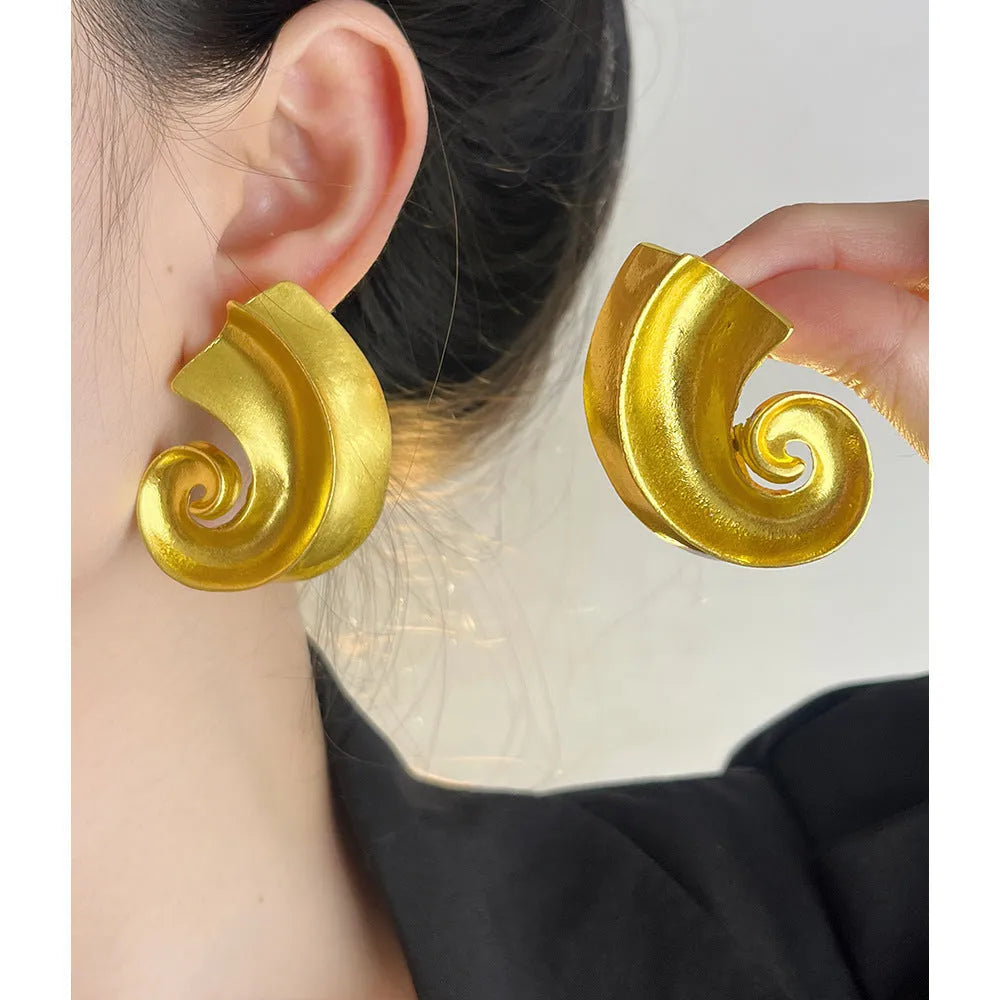 Geometric stud earrings with retro design measuring 5cm in gold or silver colour