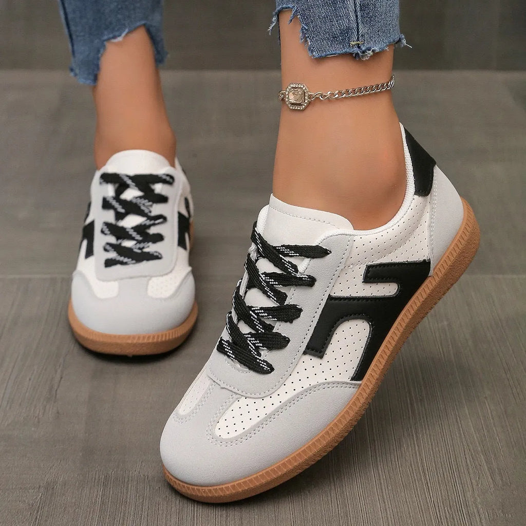 Retro low top training sneakers in multiple colours with a round toe and flat rubber sole.